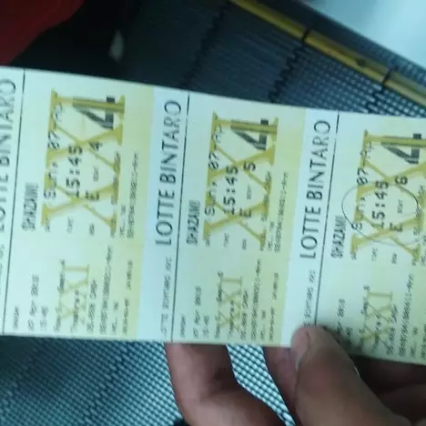 Kapok terganggu orang pacaran, cowok ini borong tiket bioskop