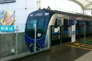 Aksi pria tua menghalangi pintu kereta ini bikin geram, auto KZL