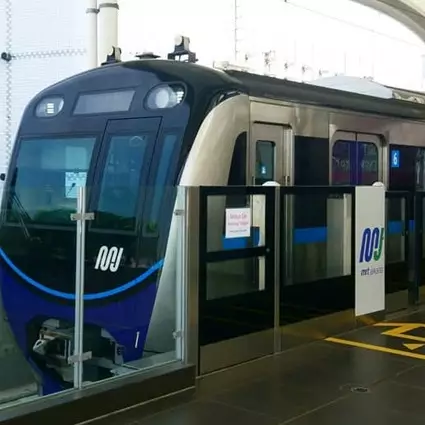 Aksi pria tua menghalangi pintu kereta ini bikin geram, auto KZL