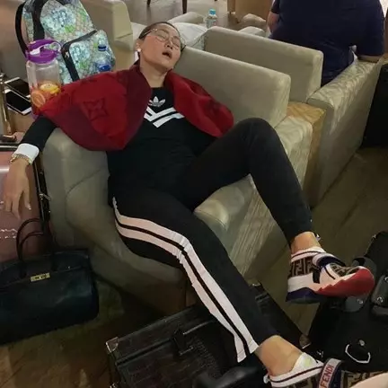 Potret Inul tidur di bandara ini tuai kritikan, kenapa ya?