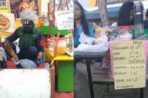 12 Tingkah lucu orang saat jualan ini bikin geleng kepala