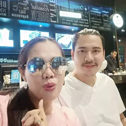 10 Pesona Hendry Prasetyo, pengusaha yang dekat dengan Elly Sugigi