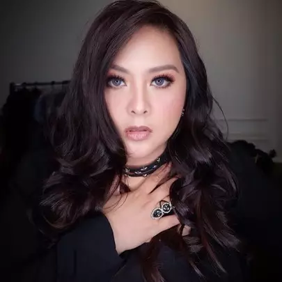 5 Gaya Audy Item dengan potongan rambut berponi, makin manis!