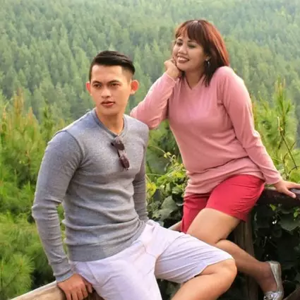 6 Cowok yang dekat dengan Elly Sugigi, berondong semua