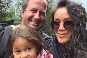 Jarang terekspos, ini 10 potret keluarga Lia Waode & suami bulenya