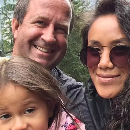 Jarang terekspos, ini 10 potret keluarga Lia Waode &amp; suami bulenya