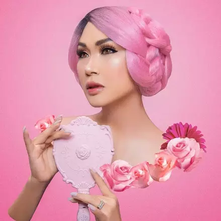 7 Gaya pemotretan Titi DJ ini bak dunia fantasi, bikin terpukau