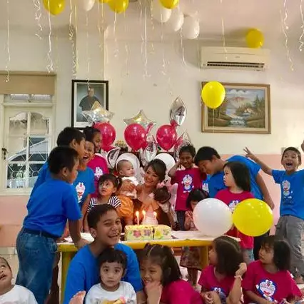 6 Seleb ini rayakan ulang tahun di panti asuhan, terbaru Farah Quinn