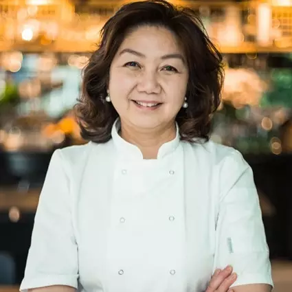 8 Potret kedekatan Chef Arnold dan ibunya, sama-sama jago masak