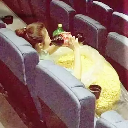 11 Tingkah lucu orang waktu di bioskop, bikin tepuk jidat