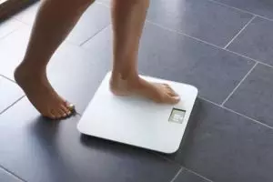 Kisah cewek pergoki pacarnya selingkuh pakai timbangan badan