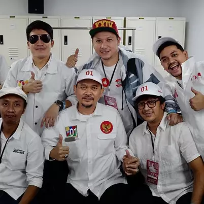 11 Gaya seleb ikut kampanye akbar Jokowi di GBK, serba putih