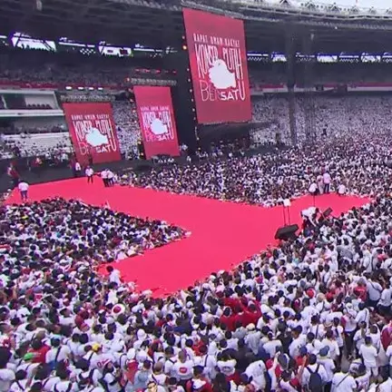 13 Potret Konser Putih Bersatu Bareng Jokowi, penuh keriuhan