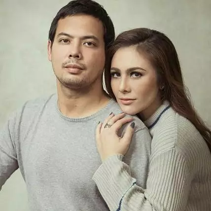 Jarang terekspos, ini 10 potret mesra Wulan Guritno dengan suami