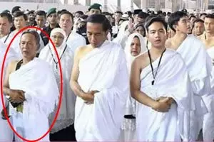 Umrah bareng Jokowi, sosok pria ini curi perhatian