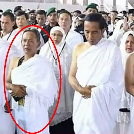 Umrah bareng Jokowi, sosok pria ini curi perhatian