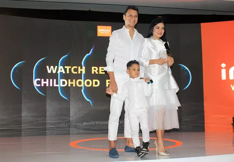 Pasangan selebritis ini pilih jam pintar untuk pantau pertumbuhan anak