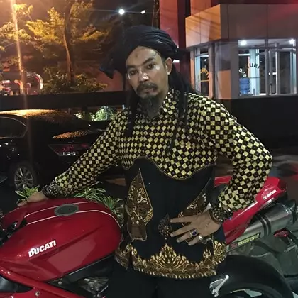 Tak banyak yang tahu, 10 seleb ini punya istri lebih dari satu