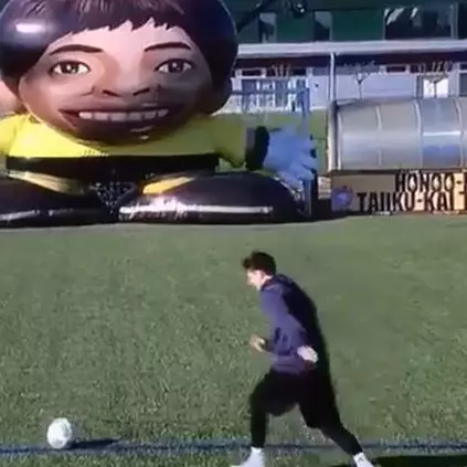 Kemampuan Lionel Messi lawan robot raksasa ini bikin takjub