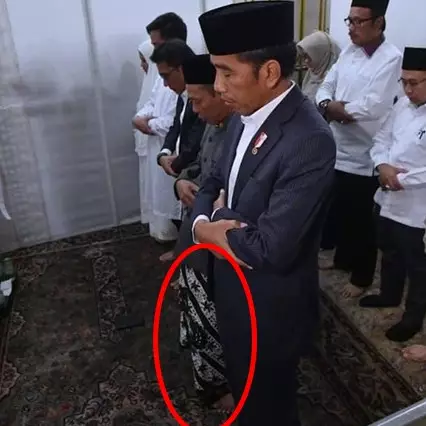 Umrah bareng, sarung kiai ini curi perhatian Jokowi