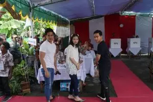 Gaya santai anak Jokowi nyoblos di Solo, kompak pakai celana jins 