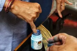 Jokowi-Ma'ruf menang telak atas Prabowo-Sandi di TPS Jokowi mencoblos