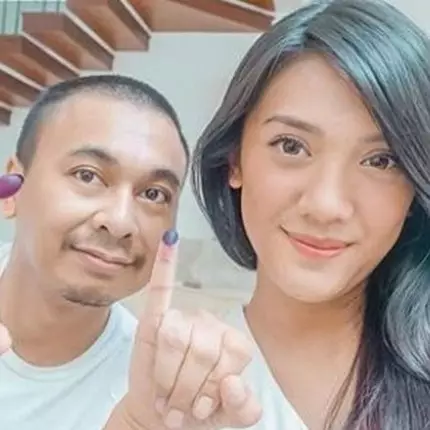 8 Potret pasangan artis yang datang berdua ke TPS