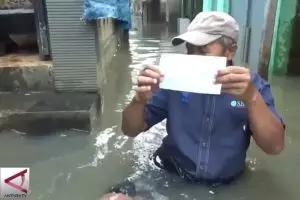 Demi salurkan hak pilih, warga rela terobos banjir