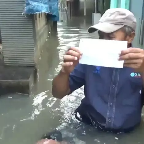 Demi salurkan hak pilih, warga rela terobos banjir