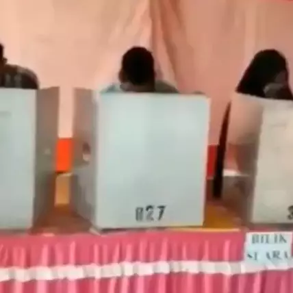 Terlalu semangat nyoblos, pria ini alami kejadian apes tapi kocak