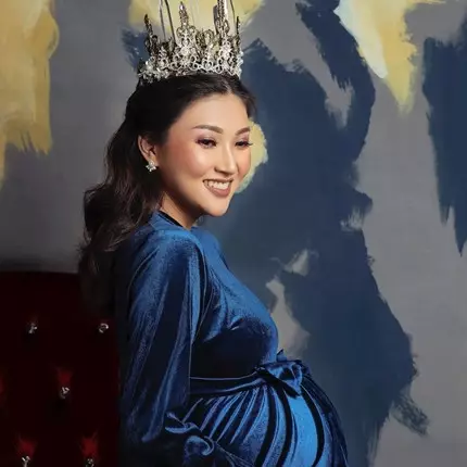 8 Potret maternity Sarwendah bertema King &amp; Queen