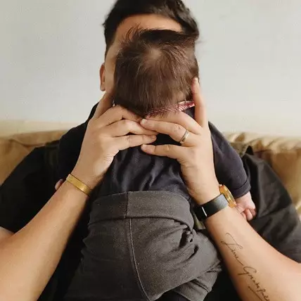 Keenan Pearce unggah foto putranya, wajahnya jadi sorotan