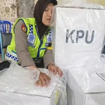 3 Momen polwan kawal surat suara, perjuangannya penuh haru