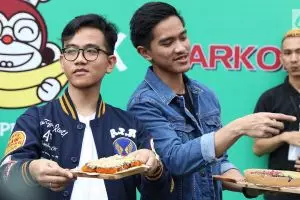 Begini kelakuan Gibran & Kaesang saat sadar kamera, iseng banget
