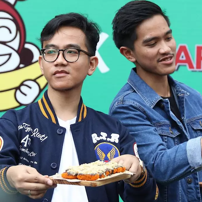 Begini kelakuan Gibran &amp; Kaesang saat sadar kamera, iseng banget