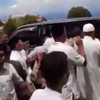Viral video jamaah masjid kembalikan karpet sumbangan caleg