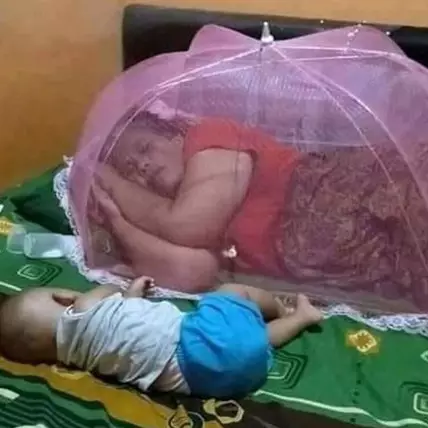 10 Kelakuan usil orangtua saat asuh anak ini bikin tepuk jidat