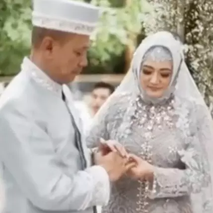 9 Potret pernikahan istri mendiang Sys NS dengan cinta pertamanya