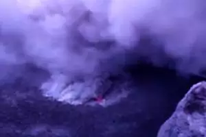 Aksi turis nekat ke puncak Gunung Agung ini bikin geleng-geleng