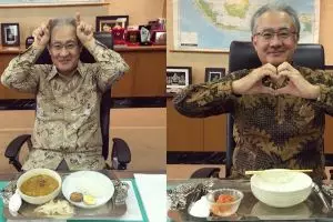 7 Gaya unik Dubes Jepang cicipi makanan Indonesia, jadi sorotan