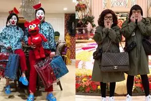 10 Potret pria kembaran baju dengan ibunya, gayanya ikonik