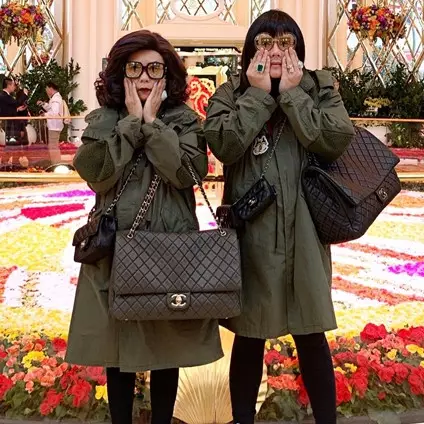 10 Potret pria kembaran baju dengan ibunya, gayanya ikonik