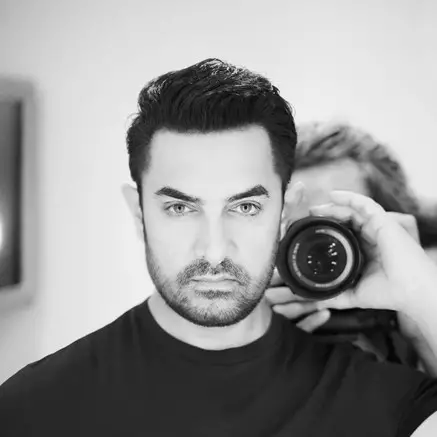 Punya kekayaan triliunan, Aamir Khan nggak segan naik pesawat ekonomi