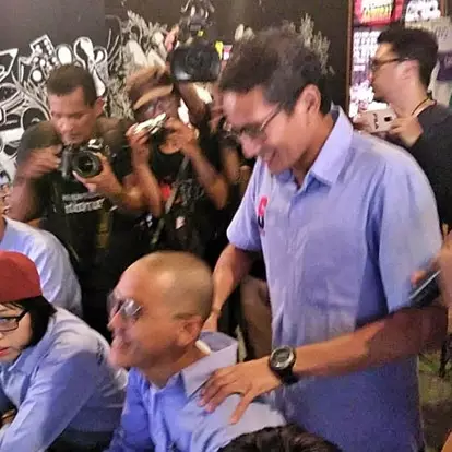 Aksi Sandiga Uno pijati relawan penginput data C1 biar semangat