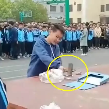 Di negara ini murid ketahuan bawa HP disuruh hancurkan HPnya