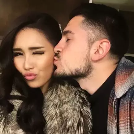 Kelewat mesra, momen Ayu Ting Ting bareng 6 cowok ini dikritik