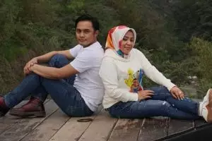 Penampilan Muzdalifah & Fadel saat akad nikah dengan adat Sunda