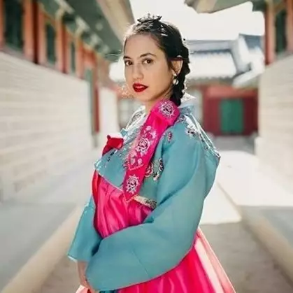 Potret 15 seleb cantik Indonesia pakai baju khas Korea, memesona
