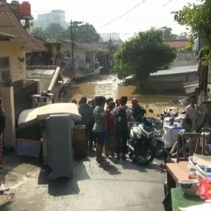 10 Foto proses evakuasi warga korban banjir Kali Ciliwung