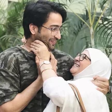 Jarang disorot, ini 8 potret manis Shaheer Sheikh bareng ibunya